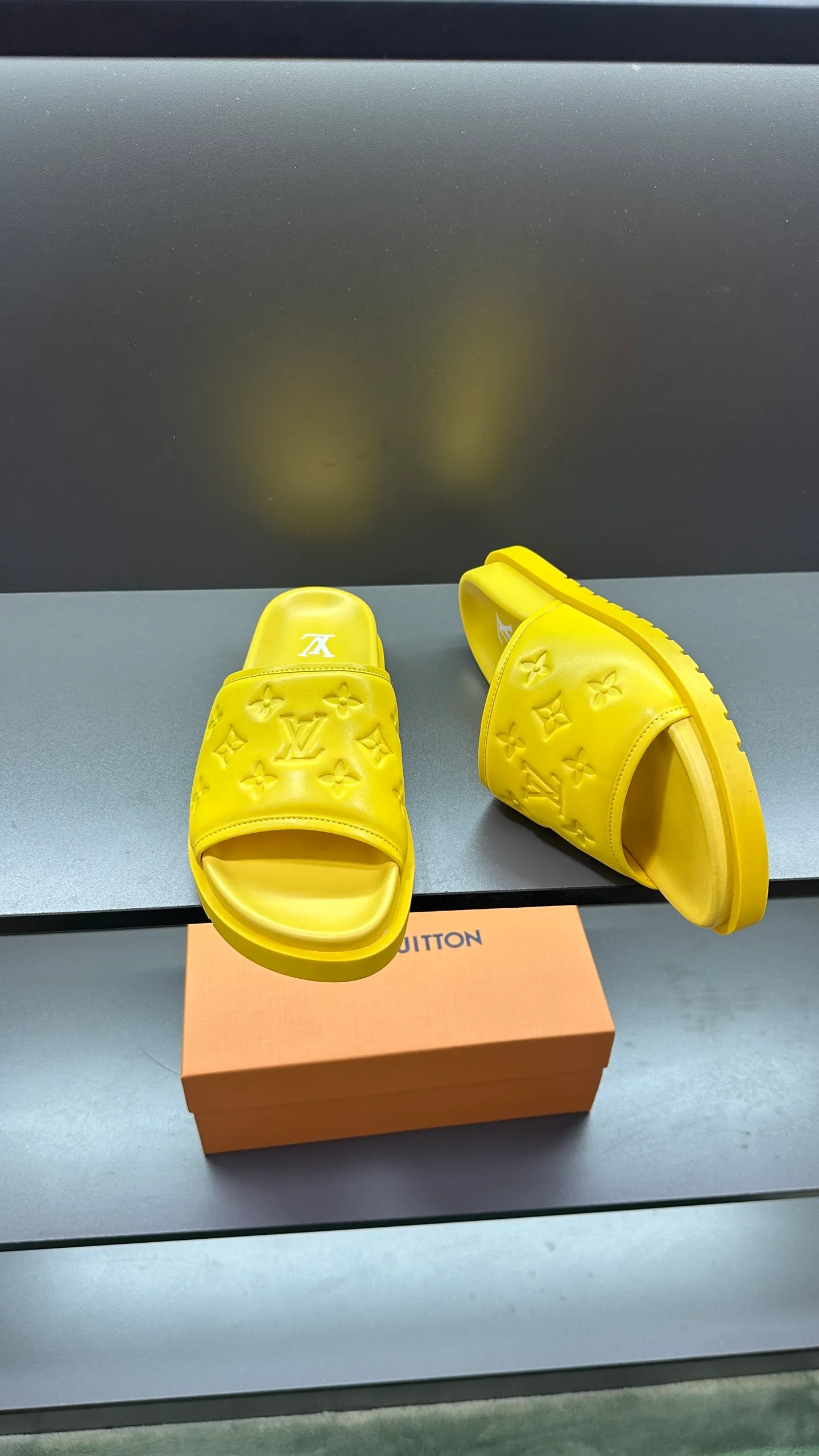 [L Home] P: 300💰Size: 38-45 Top purchasing lv men's summer slippers, classic presbyopia with soft real leather lining, unique color splicing effect, distinctive personality, fashionable and trendy essential style, light and comfortable. Lightweight and tough rubber insole, micro ridged foam outsole, super comfortable!